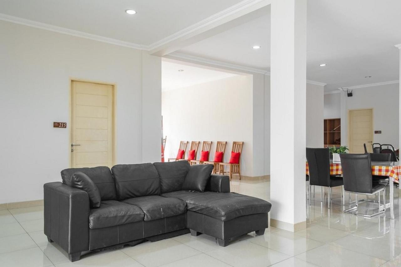 מלון טנגרנג Reddoorz Near Siloam Karawaci 3 מראה חיצוני תמונה